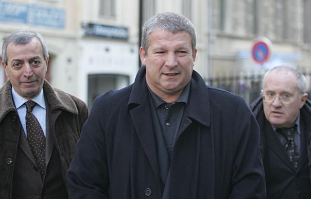(FILES) Former French Olympique Marseille (OM) coach, Rolland Courbis (C) arrives with his lawyers at the Marseille court, on March 13, 2006, to answer charges of suspicious player transfers from the OM. Rolland Courbis, former football player and coach, notably for Marseille and Bordeaux, has died at the age of 72, announced RMC radio on January 12, 2026, where he had been working as a consultant since 2005. (Photo by BORIS HORVAT / AFP)