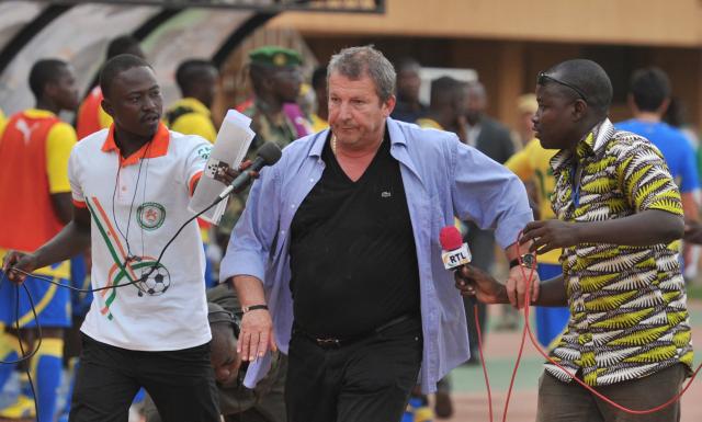 (FILES) Niger's national football team coach Rolland Courbis of France talks with local journalists on June 3, 2012 at the General Seny Koutche stadium in Niamey during a 2014 World Cup qualifying Group E match opposing Niger to Gabon. Rolland Courbis, former football player and coach, notably for Marseille and Bordeaux, has died at the age of 72, announced RMC radio on January 12, 2026, where he had been working as a consultant since 2005. (Photo by Issouf SANOGO / AFP)