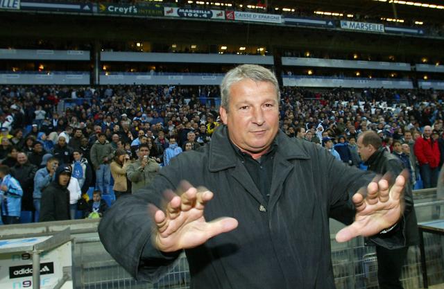 (FILES) Ajaccio's coach Rolland Courbis waits on the pitch before the French L1 football match Olympique de Marseille/Ajaccio, 16 April 2005 at the Velodrome stadium in Marseille. Rolland Courbis, former football player and coach, notably for Marseille and Bordeaux, has died at the age of 72, announced RMC radio on January 12, 2026, where he had been working as a consultant since 2005. (Photo by Anne-Christine POUJOULAT / AFP)