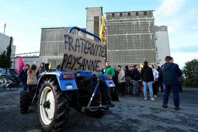 Farmers and their tractors block the entrance of the Maisica port silo during a demonstration called by the ELB, the Confederation Paysanne from Landes and Bearn and the Modef Landes farmers' unions to push the French government to block the EU-Mercosur trade deal and to protest against its handling of the epidemic of bovine sickness nodular dermatitis (dermatose nodulaire contagieuse), widely known as lumpy skin disease, in the port of Bayonne, southwestern France, on January 12, 2026. A qualified majority of European states approved the free trade agreement with Mercosur on January 9, 2026, despite the anger of farmers and the opposition of France. (Photo by Gaizka IROZ / AFP)