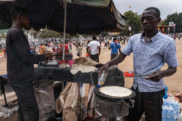 Food vendors cook food ahead of the final rally of opposition leader and presidential candidate for the National Unity Platform (NUP) Robert Kyagulanyi Ssentamu, popularly known as Bobi Wine, in Kampala, on January 12, 2026. (Photo by Badru Katumba / AFP)