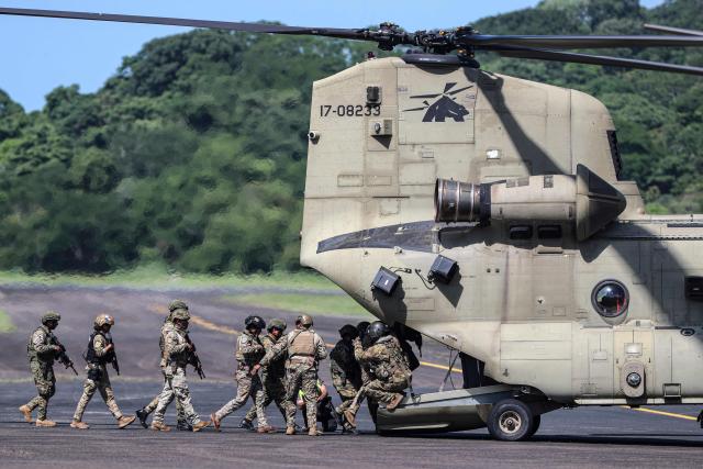 (FILES) Panama’s National Police troops board a US Army CH-47 Chinook helicopter during a training exercise at Teniente Octavio Rodriguez Garrido air base in Panama City on July 14, 2025. US and Panamanian forces will begin joint training on January 12, 2026 to protect the strategic shipping route after Panama’s President Jose Raul Mulino declared an end to tensions with the United States earlier this month, following Donald Trump’s threats to reclaim the canal on allegations of Chinese control. (Photo by Aris MARTINEZ / AFP)