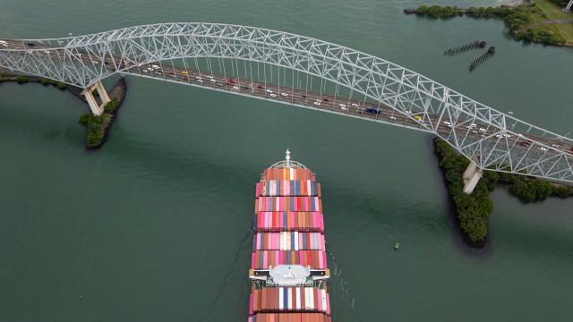 (FILES) This aerial view shows the Taiwanese cargo ship Yang Ming sailing out of the Panama Canal on the Pacific side in Panama City on October 6, 2025. US and Panamanian forces will begin joint training on January 12, 2026 to protect the strategic shipping route after Panama’s President Jose Raul Mulino declared an end to tensions with the United States earlier this month, following Donald Trump’s threats to reclaim the canal on allegations of Chinese control. (Photo by MARTIN BERNETTI / AFP)