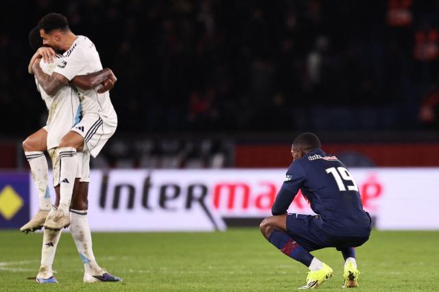 Paris Saint-Germain's French forward #19 Ousmane Dembele (R) reacts after losing their French Cup round of 32 football against Paris FC at the Parc des Princes stadium in Paris on January 12, 2026. (Photo by Anne-Christine POUJOULAT / AFP)