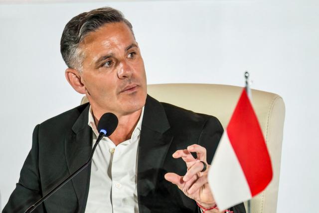 English manager John Herdman, new head coach of Indonesia's national football team, answers journalists' questions during a press conference in Jakarta on January 13, 2026. New Indonesia coach John Herdman on January 13 targeted qualification for the 2030 World Cup, warning there were no more excuses. Herdman comes in following the departure of Barcelona and Dutch great Patrick Kluivert, who left the Indonesia job after failing to get them to this year's World Cup. (Photo by BAY ISMOYO / AFP)