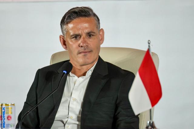 English manager John Herdman, new head coach of Indonesia's national football team, answers journalists' questions during a press conference in Jakarta on January 13, 2026. New Indonesia coach John Herdman on January 13 targeted qualification for the 2030 World Cup, warning there were no more excuses. Herdman comes in following the departure of Barcelona and Dutch great Patrick Kluivert, who left the Indonesia job after failing to get them to this year's World Cup. (Photo by BAY ISMOYO / AFP)
