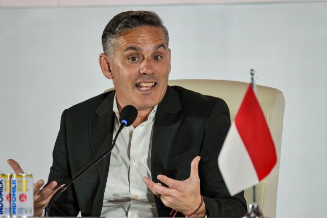English manager John Herdman, new head coach of Indonesia's national football team, answers journalists' questions during a press conference in Jakarta on January 13, 2026. New Indonesia coach John Herdman on January 13 targeted qualification for the 2030 World Cup, warning there were no more excuses. Herdman comes in following the departure of Barcelona and Dutch great Patrick Kluivert, who left the Indonesia job after failing to get them to this year's World Cup. (Photo by BAY ISMOYO / AFP)