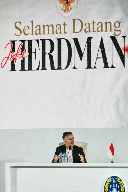 English manager John Herdman, new head coach of Indonesia's national football team, answers journalists' questions during a press conference in Jakarta on January 13, 2026. New Indonesia coach John Herdman on January 13 targeted qualification for the 2030 World Cup, warning there were no more excuses. Herdman comes in following the departure of Barcelona and Dutch great Patrick Kluivert, who left the Indonesia job after failing to get them to this year's World Cup. (Photo by BAY ISMOYO / AFP)