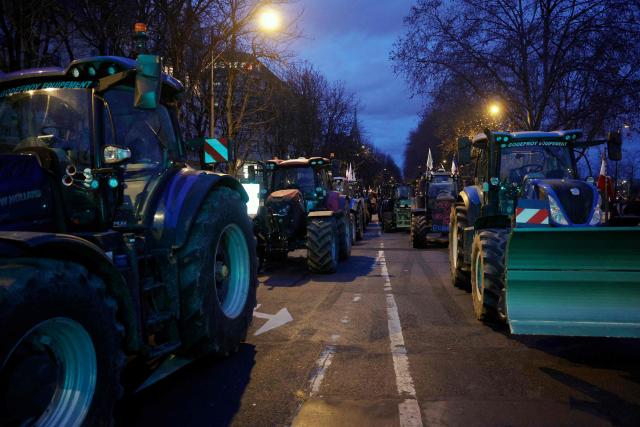 French farmers drive their tractors on a street as they protest to demand "concrete and immediate action" from the government, which is struggling to deal with the anger of farmers in Paris on January 13, 2026. Called by the FNSEA and "Jeunes Agriculteurs" unions and a few days before the signing of the EU-Mercosur agreement, a convoy of farmers entered the capital early in the morning. (Photo by GEOFFROY VAN DER HASSELT / AFP)