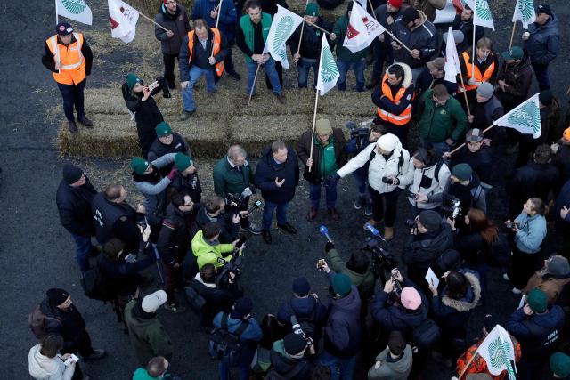 Representatives of French union National Federation of Agricultural Holders' Unions (FNSEA) talk to journalists as farmers protest to demand "concrete and immediate action" from the government, which is struggling to deal with the anger of farmers in Paris on January 13, 2026. Called by the FNSEA and "Jeunes Agriculteurs" unions and a few days before the signing of the EU-Mercosur agreement, a convoy of farmers entered the capital early in the morning. (Photo by GEOFFROY VAN DER HASSELT / AFP)