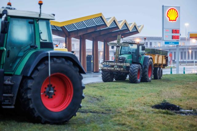 Tractors are parked near a Shell petrol station as unions called farmers to block several strategic traffic junctions with tractors to protest against EU-Mercosur agreements, near Ostend airport on January 13, 2026. European Commission head will sign the Mercosur trade deal in Paraguay on January 17, 2026. (Photo by KURT DESPLENTER / Belga / AFP) / Belgium OUT