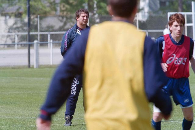(FILES) Toulouse Football Club coach Rolland Courbis (2nd L) watches midfielder Pierre Reynaud (R) attempt a volley during training on May 24, 1995 in Toulouse. Rolland Courbis, former football player and coach, notably for Marseille and Bordeaux, has died at the age of 72, announced RMC radio on January 12, 2026, where he had been working as a consultant since 2005. (Photo by Gabriel BOUYS / AFP)