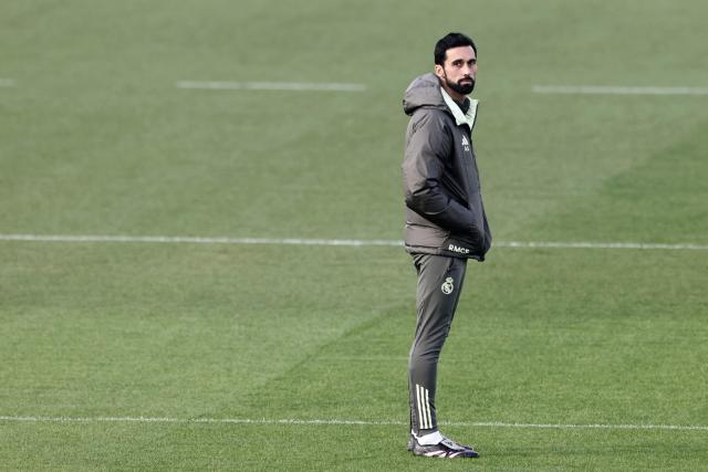 Real Madrid's new coach Alvaro Arbeloa leads a training session at Real Madrid Sports City in Valdebebas, in the outskirts of Madrid, on January 13, 2026. Real Madrid appointed Alvaro Arbeloa as new coach on January 12, 2026 after coach Xabi Alonso has left the club by mutual consent, a day after the team lost the Spanish Super Cup final against rivals Barcelona, AFP reports. (Photo by Oscar DEL POZO / AFP)