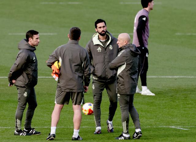 Real Madrid's new coach Alvaro Arbeloa (C) leads a training session at Real Madrid Sports City in Valdebebas, in the outskirts of Madrid, on January 13, 2026. Real Madrid appointed Alvaro Arbeloa as new coach on January 12, 2026 after coach Xabi Alonso has left the club by mutual consent, a day after the team lost the Spanish Super Cup final against rivals Barcelona, AFP reports. (Photo by Oscar DEL POZO / AFP)