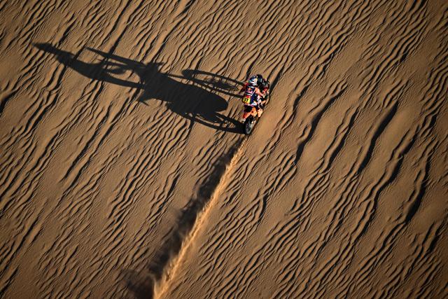 Argentinian rider Luciano Benavides competes with a Ktm 450 Rally Factory in Stage 9, a marathon stage, during the 48th edition of the Dakar Rally 2026 between Wadi ad-Dawasir and Bisha in Saudi Arabia on January 13, 2026. (Photo by Giuseppe CACACE / AFP)