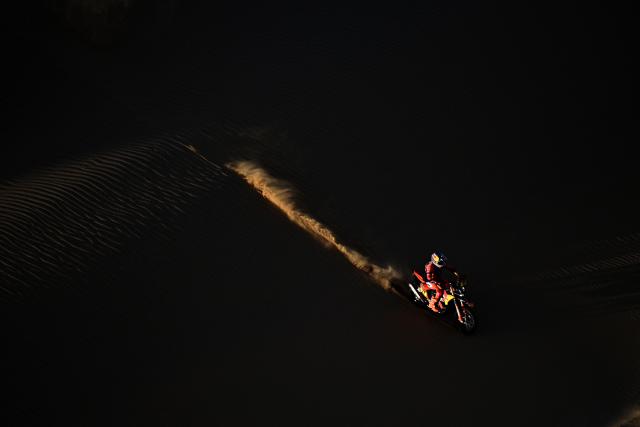 Argentinian rider Luciano Benavides competes with a Ktm 450 Rally Factory in Stage 9, a marathon stage, during the 48th edition of the Dakar Rally 2026 between Wadi ad-Dawasir and Bisha in Saudi Arabia on January 13, 2026. (Photo by Giuseppe CACACE / AFP)
