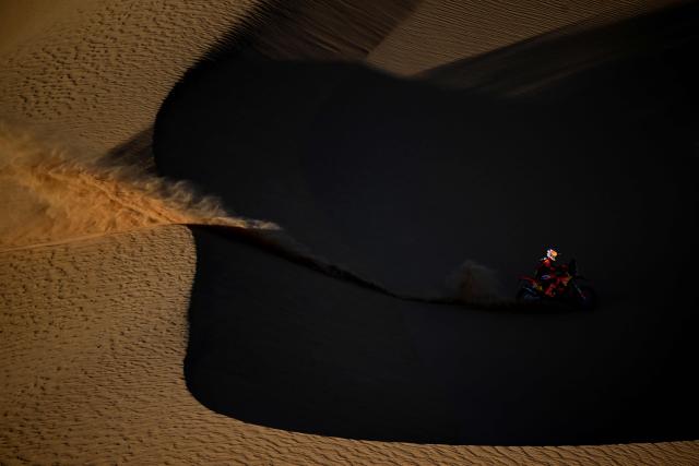 Argentinian rider Luciano Benavides competes with a Ktm 450 Rally Factory in Stage 9, a marathon stage, during the 48th edition of the Dakar Rally 2026 between Wadi ad-Dawasir and Bisha in Saudi Arabia on January 13, 2026. (Photo by Giuseppe CACACE / AFP)