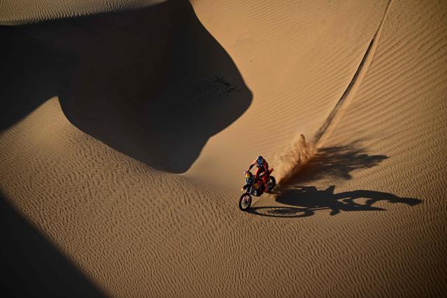 Argentinian rider Luciano Benavides competes with a Ktm 450 Rally Factory in Stage 9, a marathon stage, during the 48th edition of the Dakar Rally 2026 between Wadi ad-Dawasir and Bisha in Saudi Arabia on January 13, 2026. (Photo by Giuseppe CACACE / AFP)