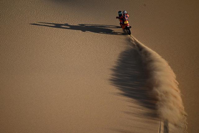 Argentinian rider Luciano Benavides competes with a Ktm 450 Rally Factory in Stage 9, a marathon stage, during the 48th edition of the Dakar Rally 2026 between Wadi ad-Dawasir and Bisha in Saudi Arabia on January 13, 2026. (Photo by Giuseppe CACACE / AFP)