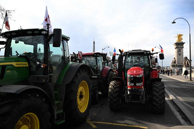This photograph shows tractors parked on the Alexandre III bridge to demand "concrete and immediate action" from the government, which is struggling to deal with the anger of farmers in Paris on January 13, 2026. Called by the French union National Federation of Agricultural Holders' Unions (FNSEA) and "Jeunes Agriculteurs" union and a few days before the signing of the EU-Mercosur agreement, a convoy of farmers entered the capital early in the morning. (Photo by Martin LELIEVRE / AFP)