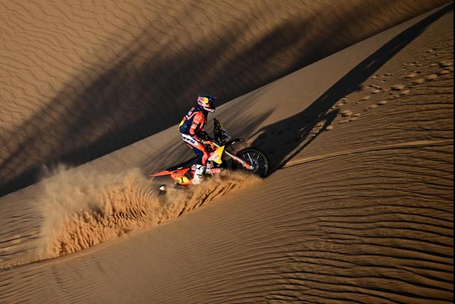 TOPSHOT - Australian rider Daniel Sanders competes with a Ktm 450 Rally Factory in Stage 9, a marathon stage, during the 48th edition of the Dakar Rally 2026 between Wadi ad-Dawasir and Bisha in Saudi Arabia on January 13, 2026. (Photo by Giuseppe CACACE / AFP)