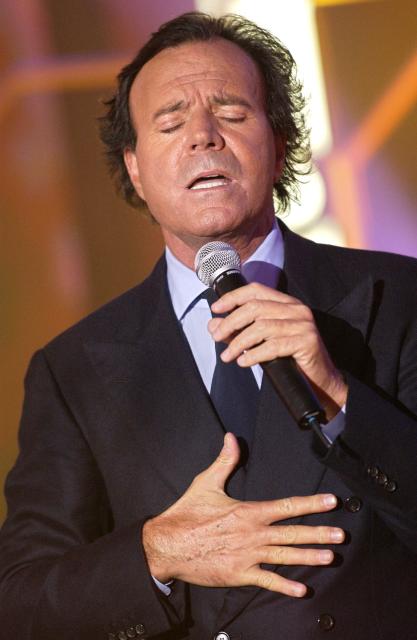 (FILES) Spanish singer Julio Iglesias sings during the Telethon television program in Paris on December 6, 2003. Two former employees of Julio Iglesias sue him before the Spanish justice, after denouncing in a journalistic investigation published this January 13, 2026 alleged assaults and sexual harassment by the Spanish singer. Legal sources confirmed to AFP that a complaint against Iglesias was filed on January 5 and is being examined. (Photo by Bertrand GUAY / AFP)