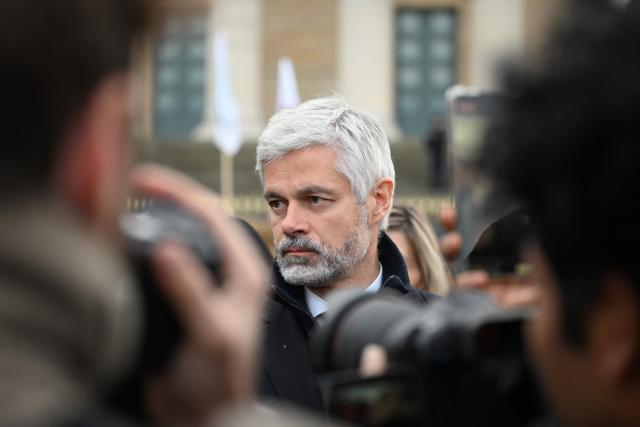 President of Droite Republicaine parliamentary group Laurent Wauquiez (C) speaks with farmers protesting in front of the National Assembly to demand "concrete and immediate action" from the government, in Paris on January 13, 2026. Called by the French union National Federation of Agricultural Holders' Unions (FNSEA) and "Jeunes Agriculteurs" union and a few days before the signing of the EU-Mercosur agreement, a convoy of farmers entered the capital early in the morning. (Photo by Martin LELIEVRE / AFP)