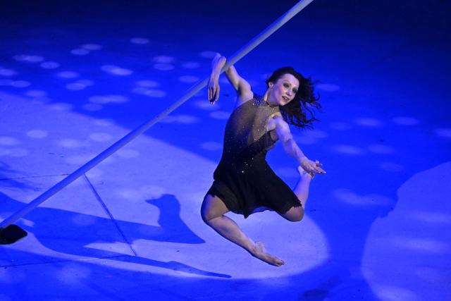 Gold trophy winner Ukrainian acrobat Kateryna Kornieva performs on air at the Capital Grand Circus during the awarding ceremony of the 16th Budapest International Circus Festival in Budapest, Hungary, on January 12, 2026. This  festival is the second-largest professional circus arts event globally, ranking just behind the International Circus Festival of Monte-Carlo. (Photo by Attila KISBENEDEK / AFP)