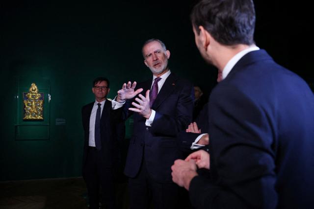King Felipe VI of Spain (C) visits the exhibition "The Grand Dauphin (1661-1711), son of a King, father of a King, and never King" at the Chateau de Versailles in Versailles, near Paris, on January 13, 2026. (Photo by Gonzalo Fuentes / POOL / AFP)