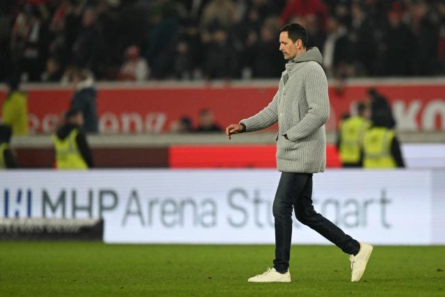 Frankfurt's German head coach Dino Toppmoeller leaves the pitch after the German first division Bundesliga football match between VfB Stuttgart and Eintracht Frankfurt in Stuttgart, southern Germany, on January 13, 2026. (Photo by THOMAS KIENZLE / AFP) / DFL REGULATIONS PROHIBIT ANY USE OF PHOTOGRAPHS AS IMAGE SEQUENCES AND/OR QUASI-VIDEO