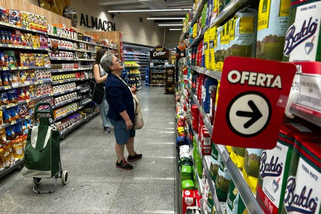 (FILES) People buy groceries at a supermarket in Buenos Aires, on February 18, 2025. Inflation in Argentina rose slightly in December after six consecutive months of increases but ended 2025 at 31.5% compared to December of the previous year, its lowest level in eight years, the national statistics institute (Indec) reported on January 13, 2026. (Photo by AFP)