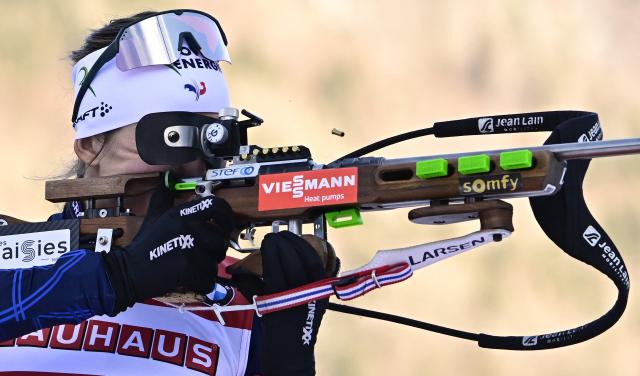 France's Justine Braisaz-Bouchet warms up at the shooting range prior to the women's 4x6km relay competition of the IBU Biathlon World Cup in Ruhpolding, southern Germany on January 14, 2026. (Photo by Tobias SCHWARZ / AFP)