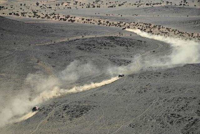 Drivers compete in Stage 10 of the 48th edition of the Dakar Rally 2026, between Bisha and Bisha, Saudi Arabia, on January 14, 2026. (Photo by Giuseppe CACACE / AFP)