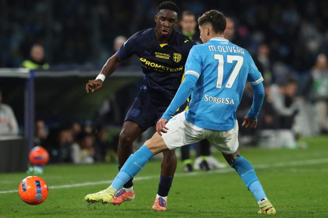 Napoli's Uruguayan defender #17 Mathias Olivera (R) fights for the ball with Parma's Belgian midfielder #16 Mandela Keita during the Italian Serie A football match between Napoli and Parma at the Diego Armando Maradona Stadium in Naples on January 14, 2026. (Photo by CARLO HERMANN / AFP)