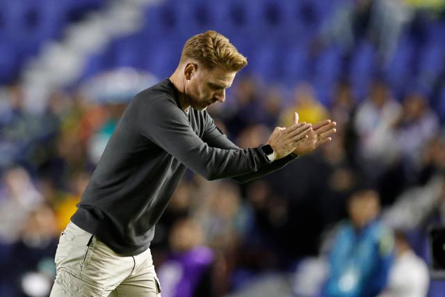 San Luis' Spanish coach Guille Abascal gestures during the Liga MX Clausura tournament football match between America and San Luis at the Azteca Stadium in Mexico City on January 14, 2026. (Photo by Rodrigo Oropeza / AFP)