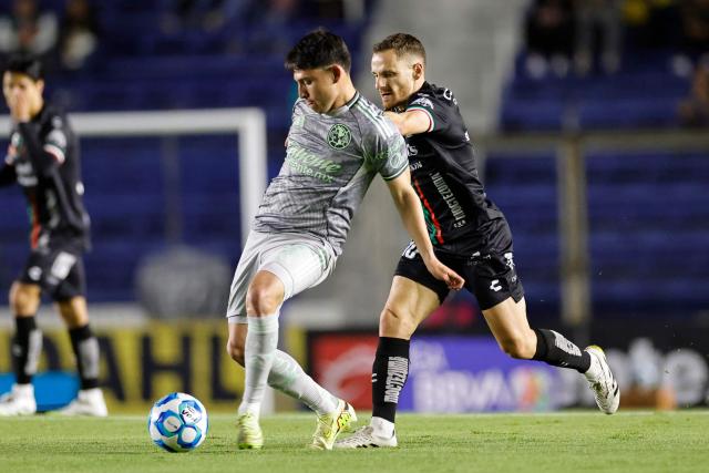 America's midfielder #20 Alexis Gutierrez AND San Luis' French midfielder #19 Sebastian Salles-Lamonge fight for the ball during the Liga MX Clausura tournament football match between America and San Luis at the Azteca Stadium in Mexico City on January 14, 2026. (Photo by Rodrigo Oropeza / AFP)