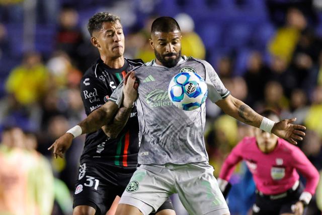San Luis' defender #31 Eduardo Aguila (L) and America's Uruguayan forward #27 Rodrigo Aguirre fight for the ball during the Liga MX Clausura tournament football match between America and San Luis at the Azteca Stadium in Mexico City on January 14, 2026. (Photo by Rodrigo Oropeza / AFP)