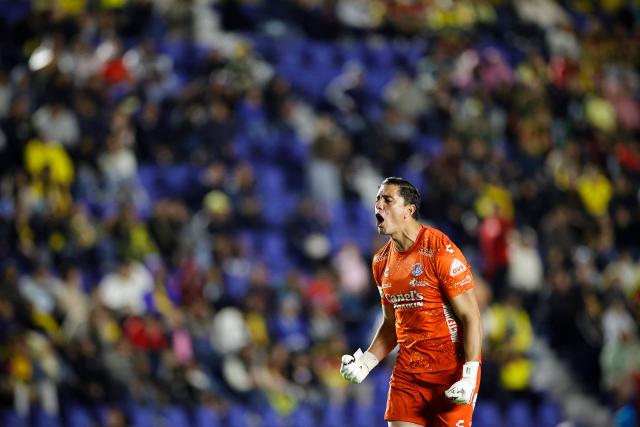 San Luis' goalkeeper #01 Andres Sanchez celebrates his team's second goal during the Liga MX Clausura tournament football match between America and San Luis at Ciudad de los Deportes Stadium in Mexico City on January 14, 2026. (Photo by Rodrigo Oropeza / AFP)