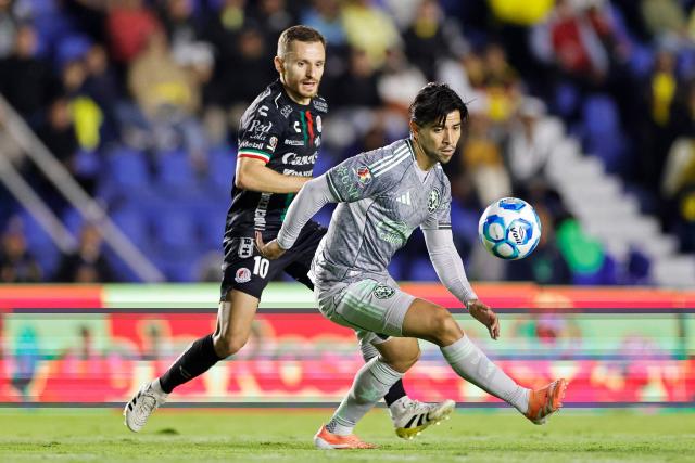 San Luis' French midfielder #19 Sebastian Salles-Lamonge and America's Chilean forward #11 Victor Davila fight for the ball during the Liga MX Clausura tournament football match between America and San Luis at Ciudad de los Deportes Stadium in Mexico City on January 14, 2026. (Photo by Rodrigo Oropeza / AFP)