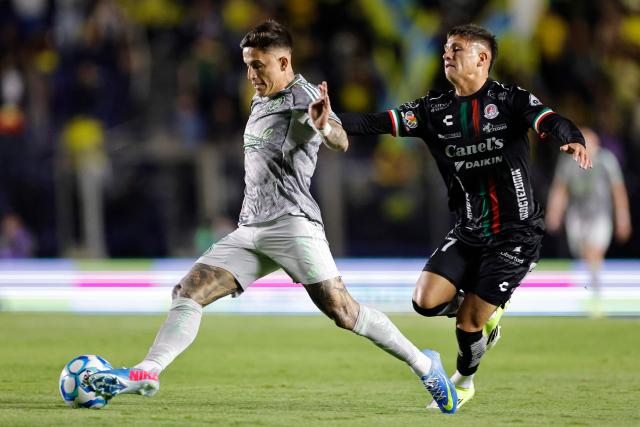 America's Uruguayan midfielder #07 Brian Rodriguez (L) and San Luis' midfielder #07 Benjamin Galdames fight for the ball during the Liga MX Clausura tournament football match between America and San Luis at Ciudad de los Deportes Stadium in Mexico City on January 14, 2026. (Photo by Rodrigo Oropeza / AFP)
