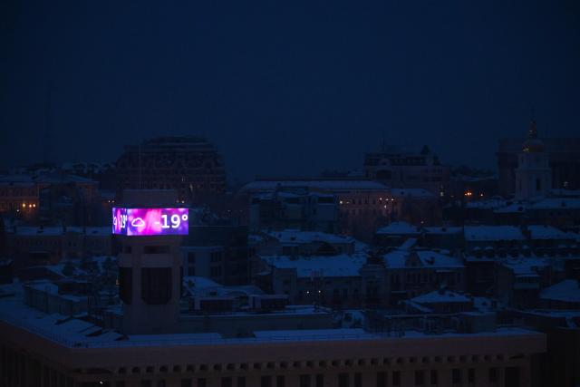 This photo shows a big screen on a building displaying a temperature of -19 degrees Celsius in Kyiv on January 15, 2026, amid the Russian invasion of Ukraine. Ukraine's President Volodymyr Zelensky said on January 14, 2026 a 'state of emergency' will be declared in the energy sector, after relentless Russian strikes on heat and electricity supplies during freezing winter temperatures. (Photo by Sergei GAPON / AFP)