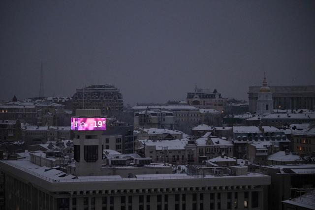 This photo shows a big screen on a building displaying a temperature of -19 degrees Celsius in Kyiv on January 15, 2026, amid the Russian invasion of Ukraine. Ukraine's President Volodymyr Zelensky said on January 14 a 'state of emergency' will be declared in the energy sector, after relentless Russian strikes on heat and electricity supplies during freezing winter temperatures. (Photo by Sergei GAPON / AFP)