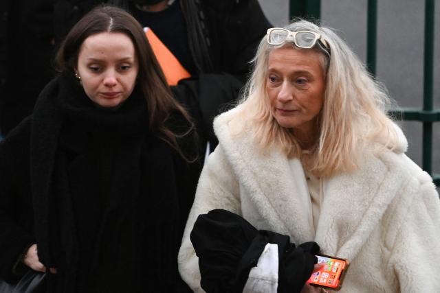 Chloe P. (L) and her lawyer Isabelle Steyer (R) arrive for the trial of her ex-companion  before the Loir-et-Cher Assize Courthouse in Blois, central France on January 15, 2026, after he violently attacked her in December 2022 after she vainly tried to file a complaint. On December 13, 2022, the young woman, then 24 years old, went to the Blois police station to file a complaint against her ex-partner. But on the spot, Chloé P., a manager in a pizzeria, was invited by the police officer to come back the next day. She was found two hours later by the police, alerted by neighbors, left for dead in a pool of blood, in the middle of the common areas of her building. (Photo by JEAN-FRANCOIS MONIER / AFP)