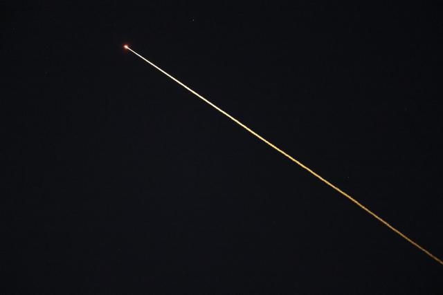 The SpaceX Dragon capsule Crew 11 returns early to Earth from space due to an astronauts medical issue as seen during reentry over Los Angeles, California on January 15, 2026 carrying four International Space Station (ISS) NASA astronauts Mike Fincke and Zena Cardman, Japan Aerospace Exploration Agency (JAXA) astronaut Kimiya Yui, and Roscosmos cosmonaut Oleg Platonov. Four crewmembers departed the International Space Station on January 14 after a medical issue prompted their mission to be cut a month short -- a first for the orbiting laboratory. The US space agency has declined to disclose which crewmember has the health problem or give details about the issue, but it has stressed the return is not an emergency situation. The affected crewmember "was and continues to be in stable condition," NASA official Rob Navias said on January 14. (Photo by Patrick T. Fallon / AFP)