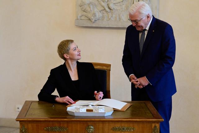 Belarusian opposition leader Maria Kolesnikova (L) looks at German President Frank-Walter Steinmeier before her signing in the official guests' book as she is received at the Bellevue Presidential Palace in Berlin, on January 15, 2026. Belarus has freed on December 13, 2025, protests leader Maria Kolesnikova in a major US-brokered deal to release more than 100 of the country's political prisoners. (Photo by John MACDOUGALL / AFP)