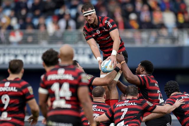 (FILES) Toulouse's French number eight Alexandre Roumat (top) grabs the ball in a line out during the French Top 14 rugby union match between USA Perpignan and Stade Toulousain (Toulouse) at the Aime-Giral stadium in Perpignan, south-western France on January 3, 2026. Facing a season start where he was struggling to "find enjoyment," Toulouse number eight Alexandre Roumat is now "able to take a step back," at 28, thanks to his experience as an international player, as the Tournament approaches, he told AFP. (Photo by Valentine CHAPUIS / AFP)