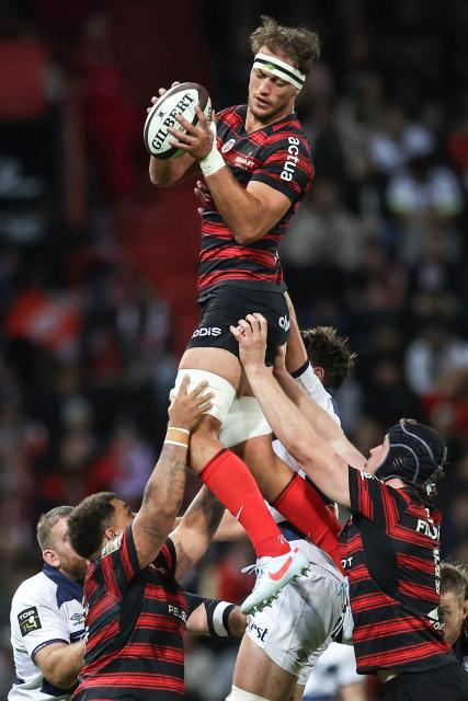 (FILES) Toulouse's French number eight Alexandre Roumat (TOP) grabs the ball in a line out during the French Top14 rugby union match between Stade Toulousain Rugby (Toulouse) and Castres Olympique at the Ernest-Wallon stadium in Toulouse, south-western France, on September 27, 2025. Facing a season start where he was struggling to "find enjoyment," Toulouse number eight Alexandre Roumat is now "able to take a step back," at 28, thanks to his experience as an international player, as the Tournament approaches, he told AFP. (Photo by Valentine CHAPUIS / AFP)