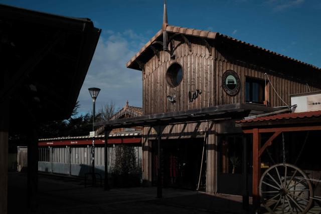 This photograph taken on January 14, 2026 shows a closed restaurant in the quiet streets of Carcans plage, south-western France. The Atlantic coastal town, bustling with tourists during summer, sees most of its shops and businesses closed during the winter off-season as the local economy relies heavily on seasonal tourism for revenue. (Photo by Philippe LOPEZ / AFP)