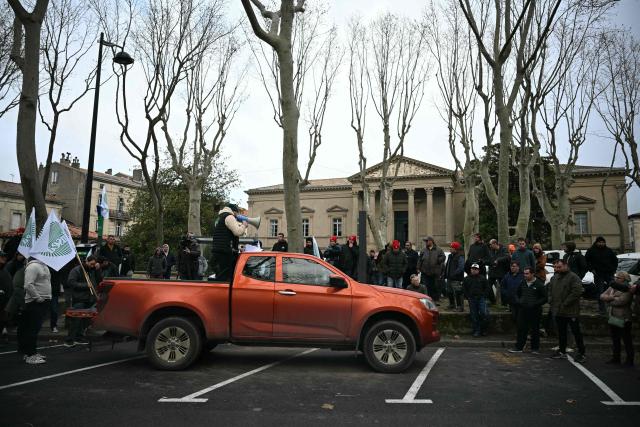A local leader of the national federation of agricultural holders’ union (FNSEA) addresses farmers members of the FNSEA, JA (young farmers union) and winemaking syndicate in front of the prefecture, in Carcassonne, southwestern France on January 15, 2026 during a protest against state controls in their farm. (Photo by Lionel BONAVENTURE / AFP)