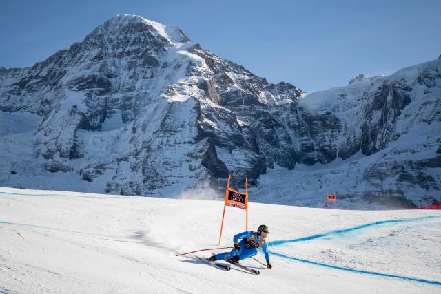 Italy's Giovanni Franzoni skies down as the Jungfrau mountain is seen in the background during the men's Downhill training at the FIS Alpine Skiing World Cup in Wengen on January 15, 2026. (Photo by Fabrice COFFRINI / AFP)